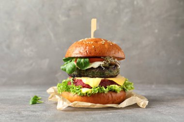 Pancar ve falafel köftesi masada vejetaryen burger