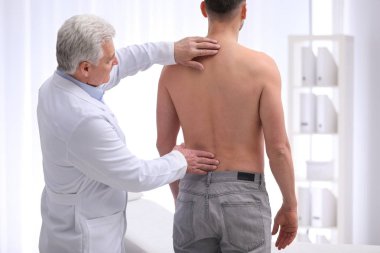 Chiropractor muayene hasta sırt ağrısı kliniği ile