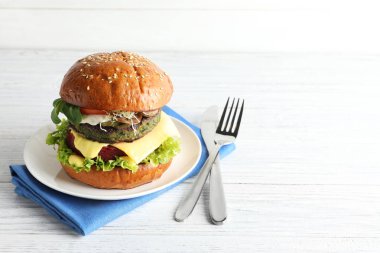 Vejetaryen burger pancar ve falafel köftesi ile beyaz masaya servis. Metin için yer