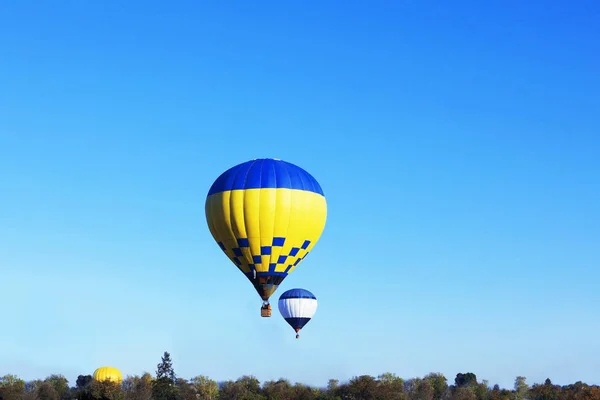 Vacker Utsikt Över Varmluftsballonger Blå Himmel — Stockfoto