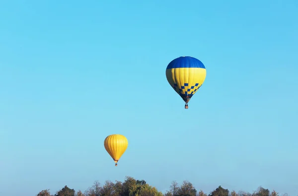 青空に熱気球の美しい景色 — ストック写真
