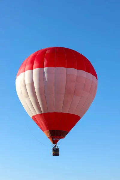 Prachtig Uitzicht Hete Luchtballon Blauwe Hemel — Stockfoto