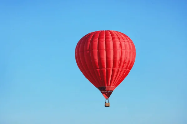 Sıcak Hava Balonu Mavi Gökyüzünde Güzel Görünümü — Stok fotoğraf