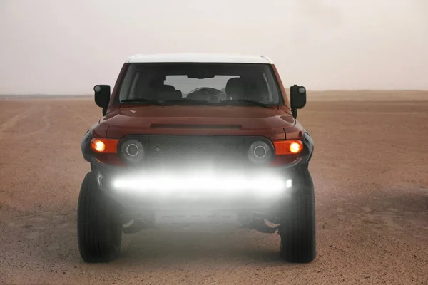 现代汽车在沙漠中准备沙丘抨击 — 图库照片