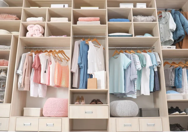 Stilvolle Kleidung Schuhe Und Accessoires Großen Kleiderschrank Unten Ansicht — Stockfoto