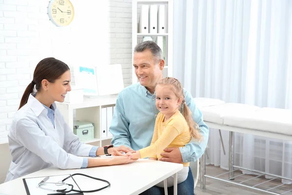 Reifer Mann Mit Enkelin Beim Arztbesuch Krankenhaus Platz Für Text — Stockfoto