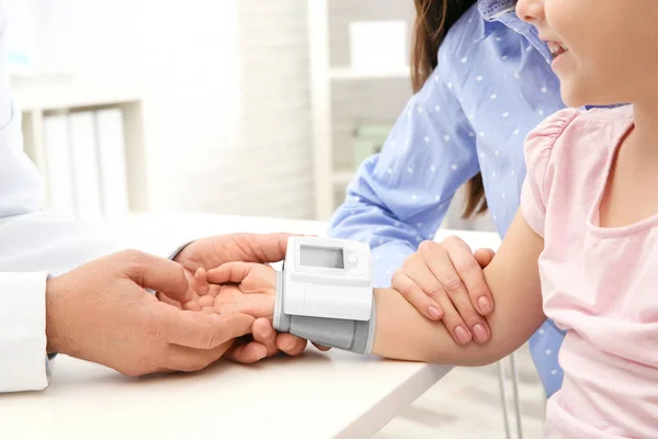 Arzt Überprüft Puls Des Kleinen Mädchens Mit Medizinischem Gerät Krankenhaus — Stockfoto