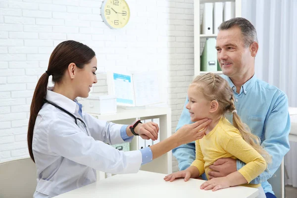 Älterer Mann Mit Enkelin Beim Arztbesuch Krankenhaus Puls Prüfen — Stockfoto