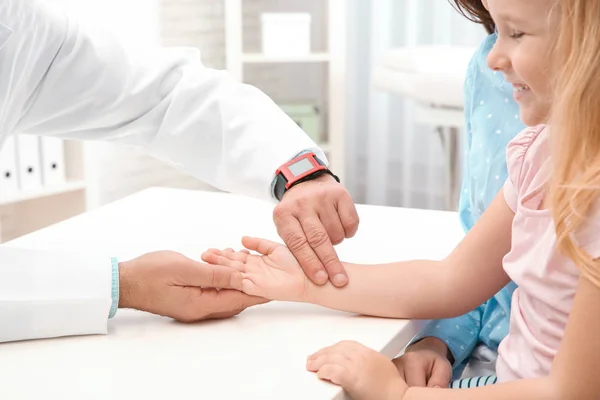 Arzt Überprüft Puls Des Kleinen Mädchens Mit Fingern Krankenhaus — Stockfoto