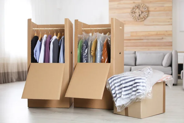 Boîtes Armoire Carton Avec Vêtements Sur Cintres Dans Salon — Photo