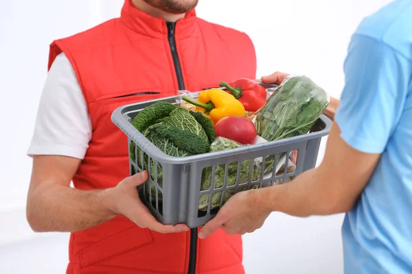 Kurier Gibt Kunststoffkiste Mit Produkten Kunden Hause Nahaufnahme Essenslieferdienst — Stockfoto