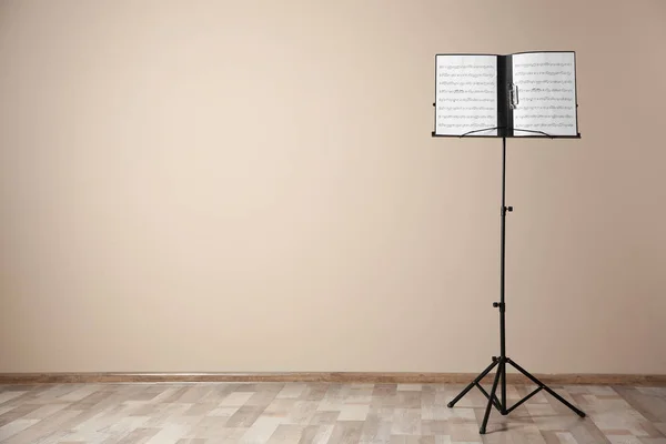 Notenständer Mit Notenblättern Der Nähe Der Wand Innenraum Raum Für — Stockfoto