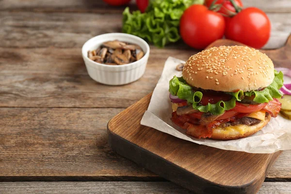 Hambúrguer Saboroso Com Bacon Tábua Madeira Espaço Para Texto — Fotografia de Stock