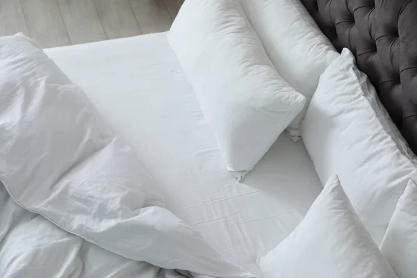 Weiche Weiße Kissen Auf Bequemem Bett Innenausbau — Stockfoto