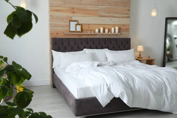 Grande Cama Confortável Quarto Elegante Design Interiores Moderno — Fotografia de Stock