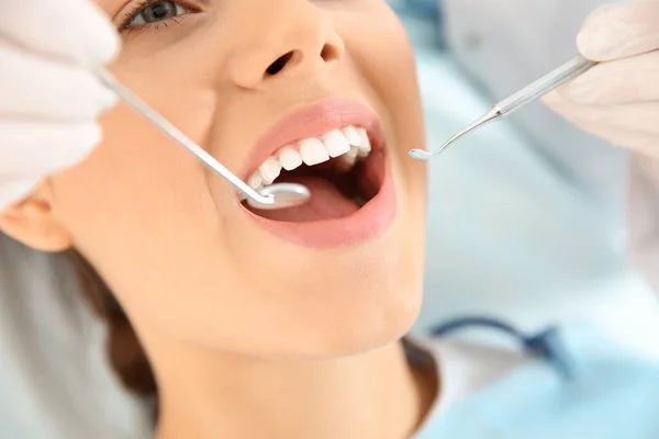 クローズ アップ現代クリニックで患者さんの歯を調べて歯医者 — ストック写真