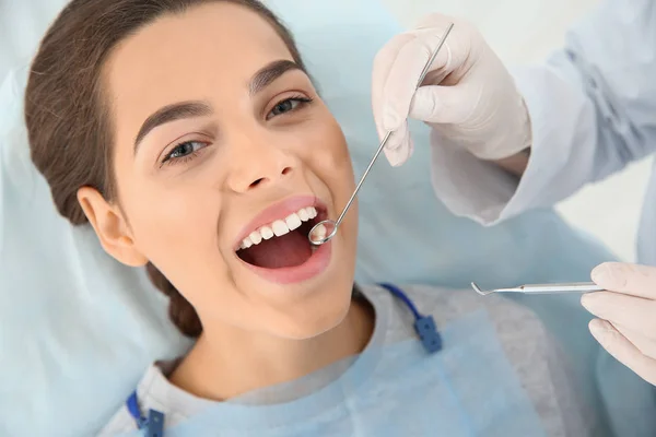 Dentista Examinando Los Dientes Del Paciente Clínica Moderna —  Fotos de Stock
