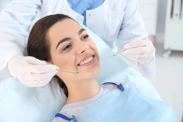 Dentiste Examinant Les Dents Patient Dans Une Clinique Moderne — Photo