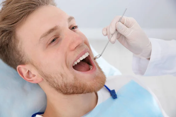 Стоматолог Осматривающий Зубы Пациента Современной Клинике — стоковое фото