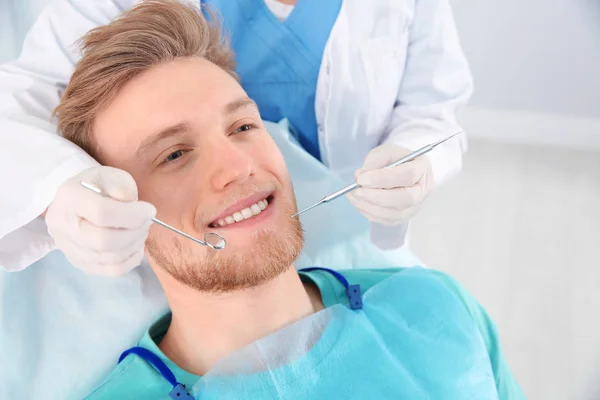 Zahnarzt Untersucht Zähne Des Patienten Moderner Klinik — Stockfoto