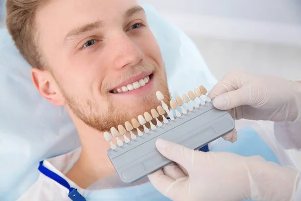 Zahnarzt Wählt Zahnfarbe Des Patienten Mit Palette Klinik Aus — Stockfoto