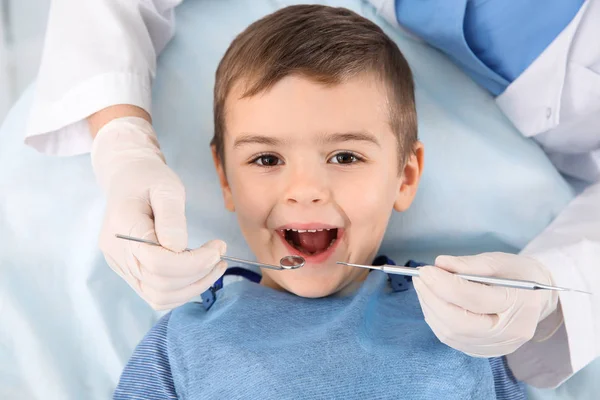 Dentista Examinando Los Dientes Niño Lindo Clínica Moderna —  Fotos de Stock