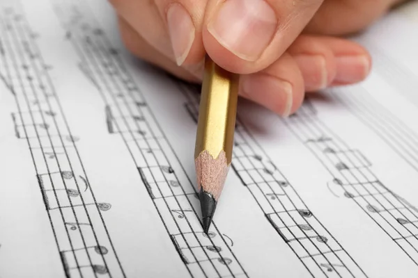 Mujer Escribiendo Notas Musicales Hoja Con Lápiz Primer Plano — Foto de Stock