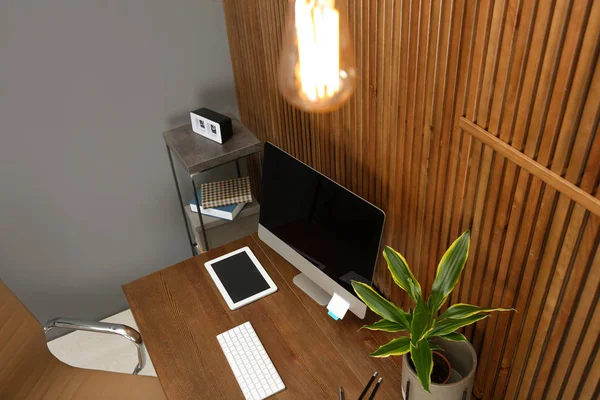 Elegante Lugar Trabajo Con Computadora Moderna Cerca Pared Madera Espacio — Foto de Stock