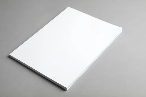 灰色の背景の空白のカバー付けのパンフレット デザインのために模擬します — ストック写真