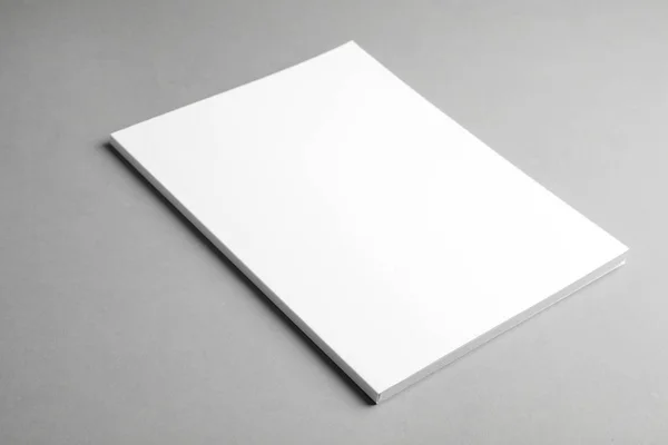 Folleto Con Tapa Blanco Sobre Fondo Gris Prepárate Para Diseño —  Fotos de Stock