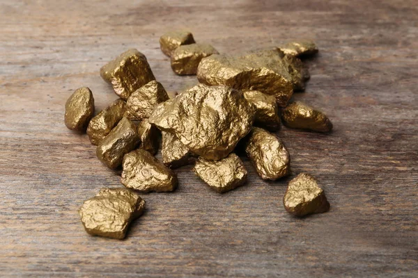 Ahşap zemin üzerine altın nuggets yığını