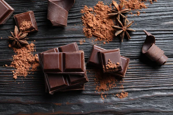 Pedaços Chocolate Preto Mesa Madeira Flat Lay — Fotografia de Stock