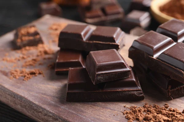 Trozos Chocolate Negro Sobre Tabla Madera — Foto de Stock