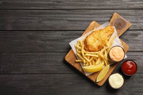 Brittiska Traditionella Fisk Och Potatis Chips Trä Bakgrund Ovanifrån Med — Stockfoto