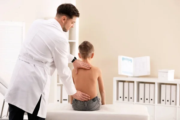 Chiropractor Examencommissie Kind Met Rugpijn Kliniek — Stockfoto