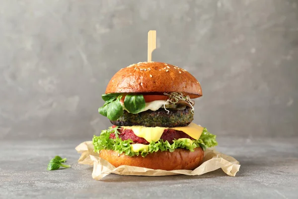 Veganer Burger Mit Rüben Und Falafel Pasteten Auf Dem Tisch — Stockfoto