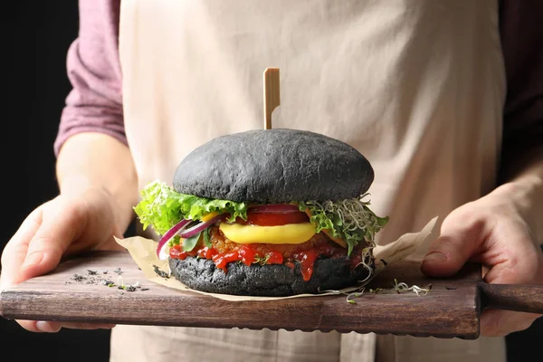 Vrouw Met Bord Met Lekkere Zwarte Vegetarische Hamburger Close — Stockfoto