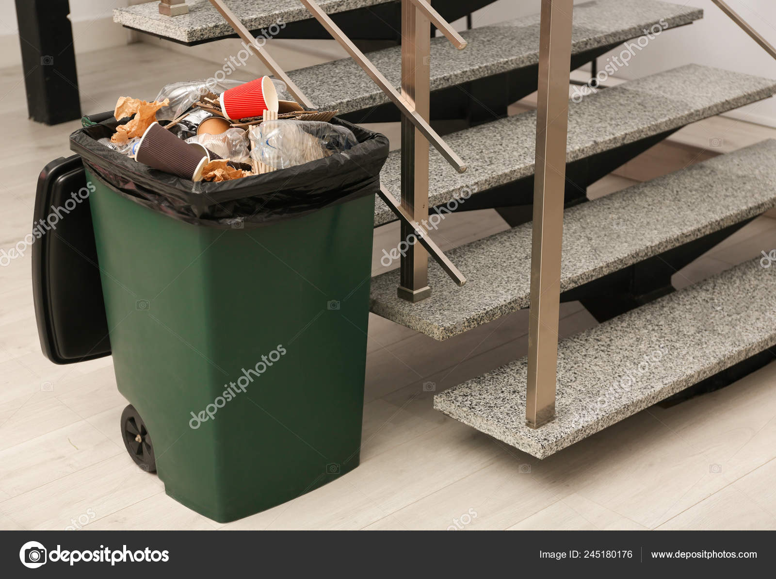 Caixote Lixo Cheio Perto Escada Dentro Casa Reciclagem Resíduos fotos,  imagens de © NewAfrica #245180176