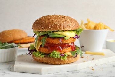 Vejetaryen burger havuç köftesi ile masaya servis