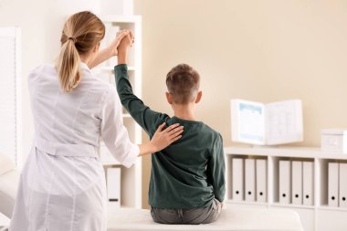 Chiropractor inceleyerek çocuk kliniğinde bel ağrısı ile