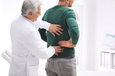 Chiropractor muayene hasta sırt ağrısı kliniği ile