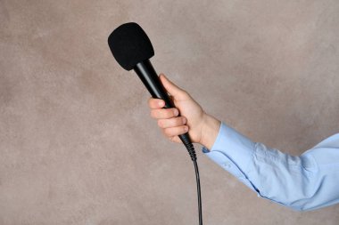 Renk arka plan, metin için yer üzerinde mikrofon tutan kadın