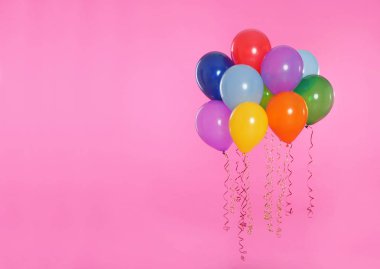 Birçok parlak balon üzerinde yüzen arka planını renklendirin. Metin için yer