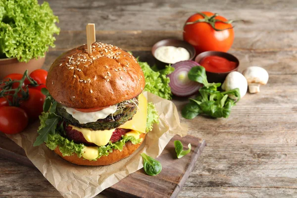 Placa Com Hambúrguer Vegan Legumes Mesa Madeira Espaço Para Texto — Fotografia de Stock