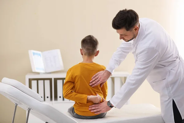 Quiroprático Examinando Criança Com Dor Nas Costas Clínica — Fotografia de Stock