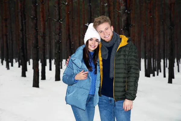 Vackra Unga Par Snörik Vinter Skog — Stockfoto