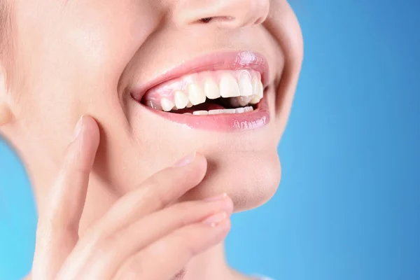 Mujer Joven Con Dientes Sanos Hermosa Sonrisa Fondo Color Primer —  Fotos de Stock