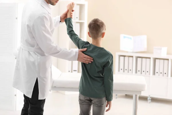 Chiropractor Examencommissie Kind Met Rugpijn Kliniek — Stockfoto