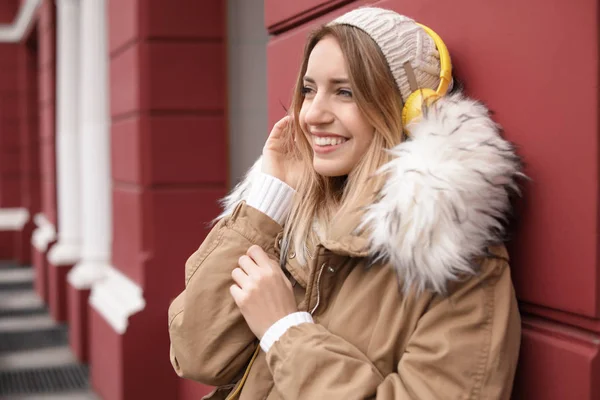屋外で音楽を聴くヘッドフォンを持つ若い女性 テキストのためのスペース — ストック写真