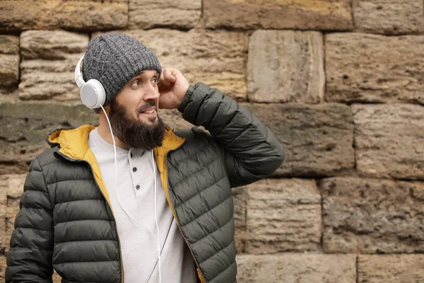 Homme Mûr Avec Écouteurs Écoutant Musique Près Mur Pierre Espace — Photo